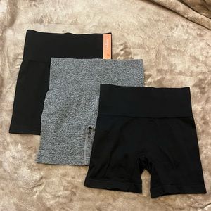 Colsie Seamless Ribbed Bike Shorts in Black and Heather Gray - Size Small